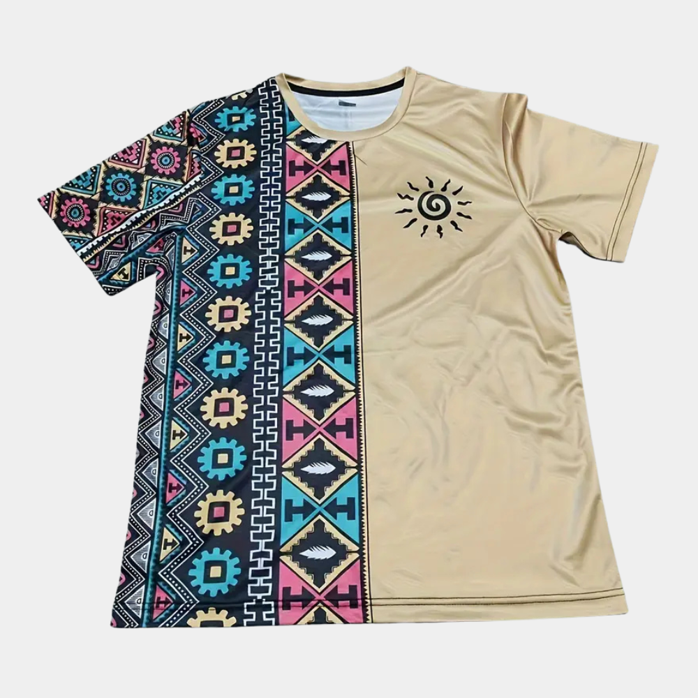 Farverig herre T-shirt med geometriske mønstre, ideel til sommeren. Frontal udsigt: Farverige tribalmønstre og åndbar