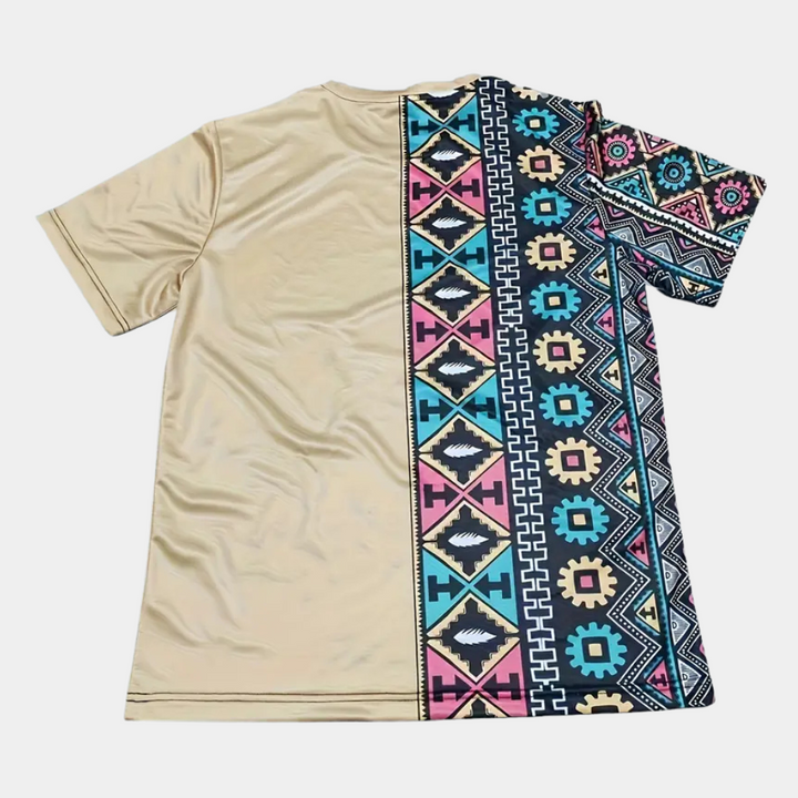 Farverig herre T-shirt med geometriske mønstre, ideel til sommeren. Frontal udsigt: Farverige tribalmønstre og åndbar