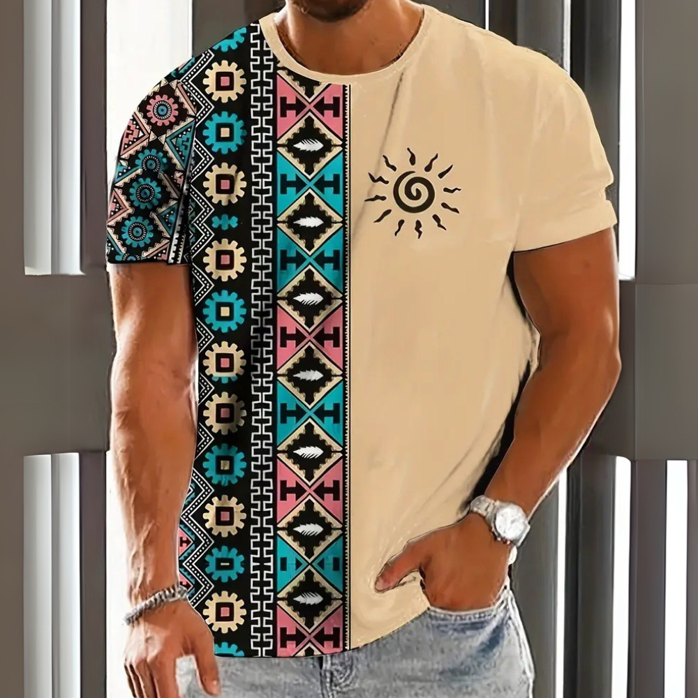 Farverig herre T-shirt med geometriske mønstre, ideel til sommeren. Frontal udsigt: Farverige tribalmønstre og åndbar
