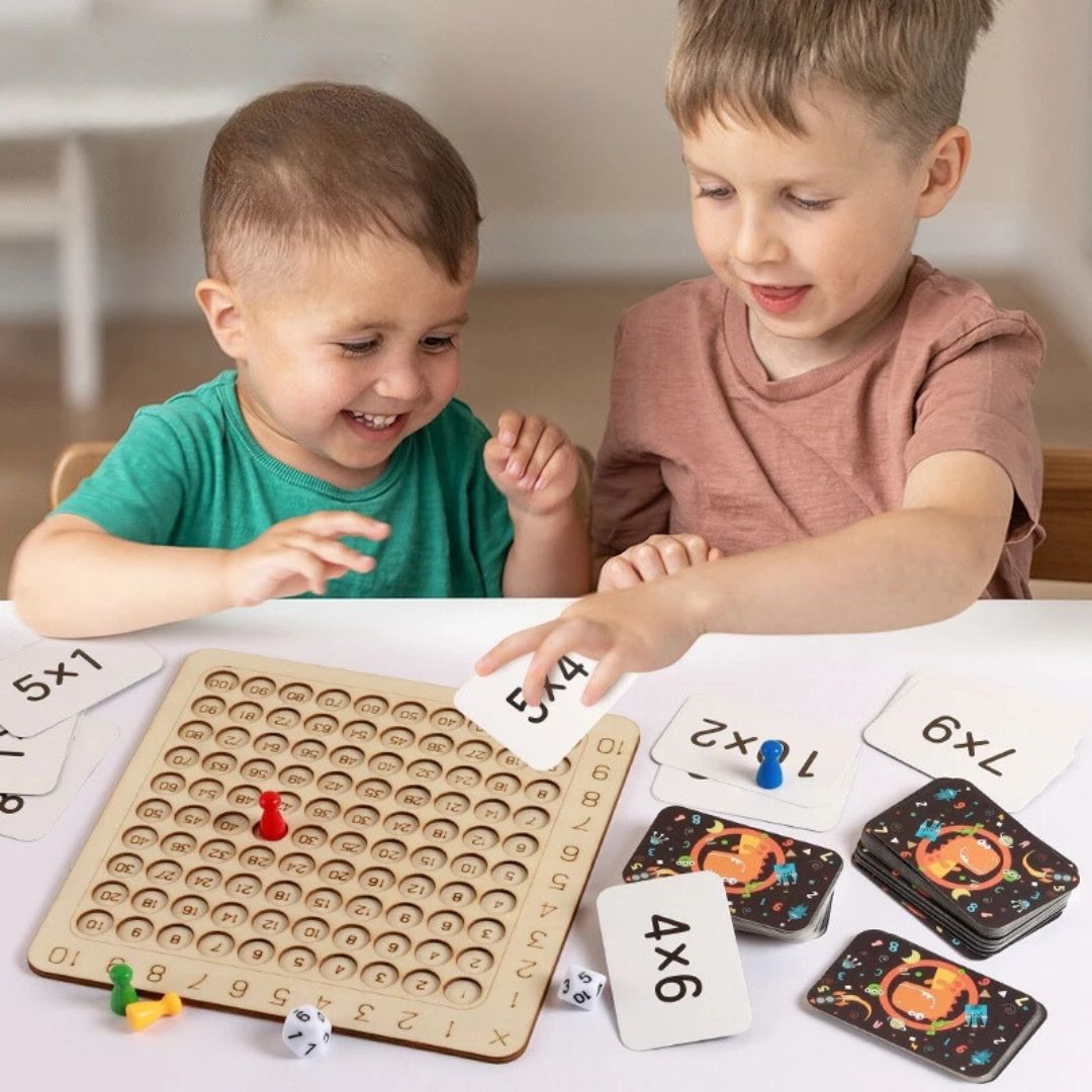 Farverigt Montessori talspil i træ med talbrikker, der fremmer matematisk forståelse og finmotorik hos børn.