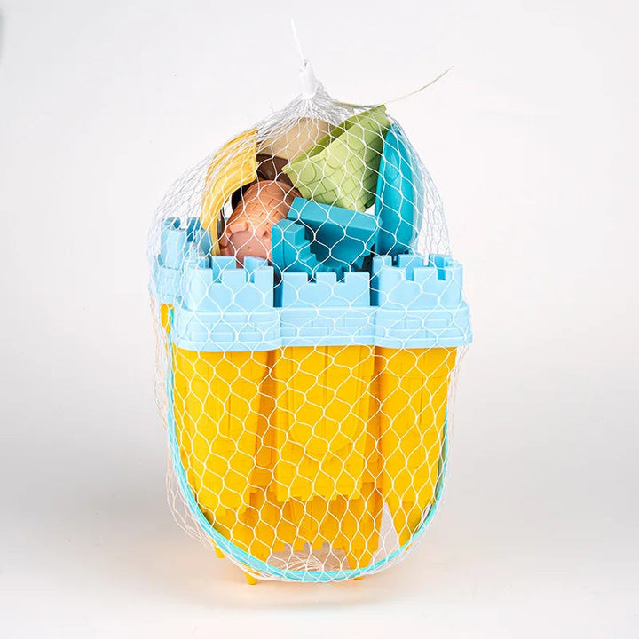 Farverigt sandkassesæt til børn med forme, skovle og vandkande i robust plast, ideelt til kreativ leg på stranden