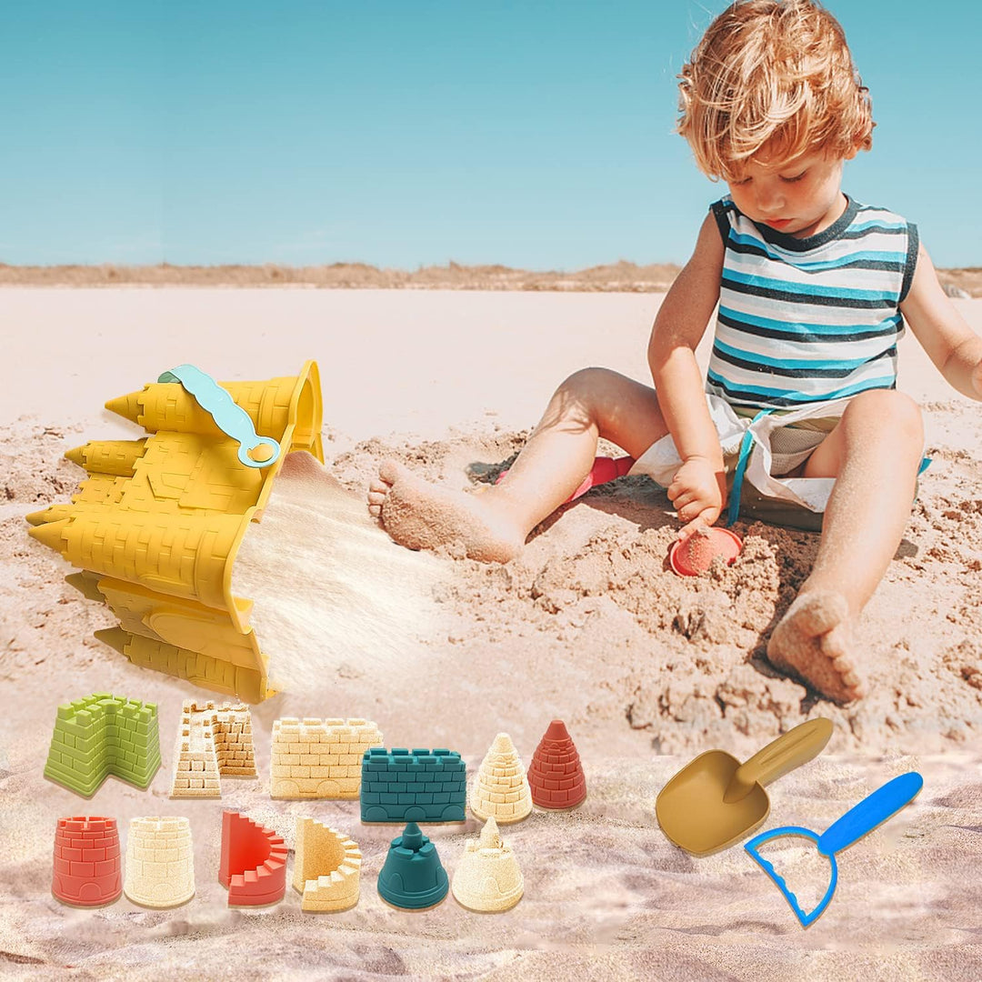 Farverigt sandkassesæt til børn med forme, skovle og vandkande i robust plast, ideelt til kreativ leg på stranden