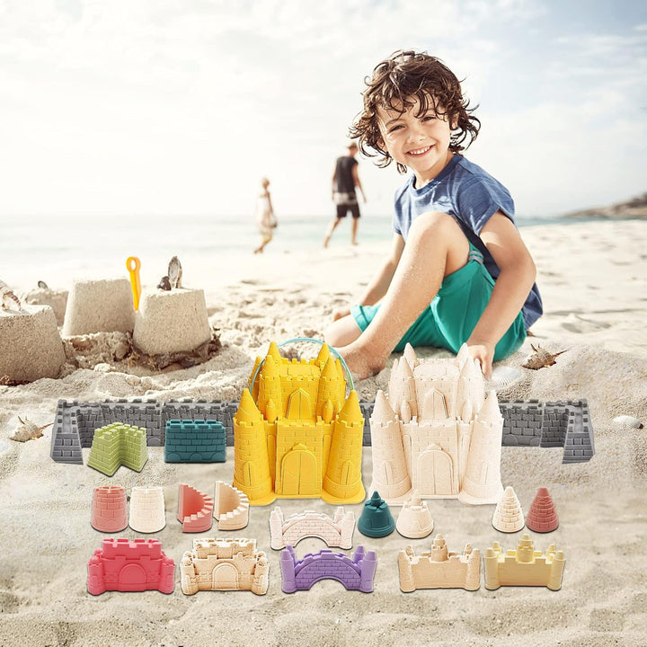 Farverigt sandkassesæt til børn med forme, skovle og vandkande i robust plast, ideelt til kreativ leg på stranden