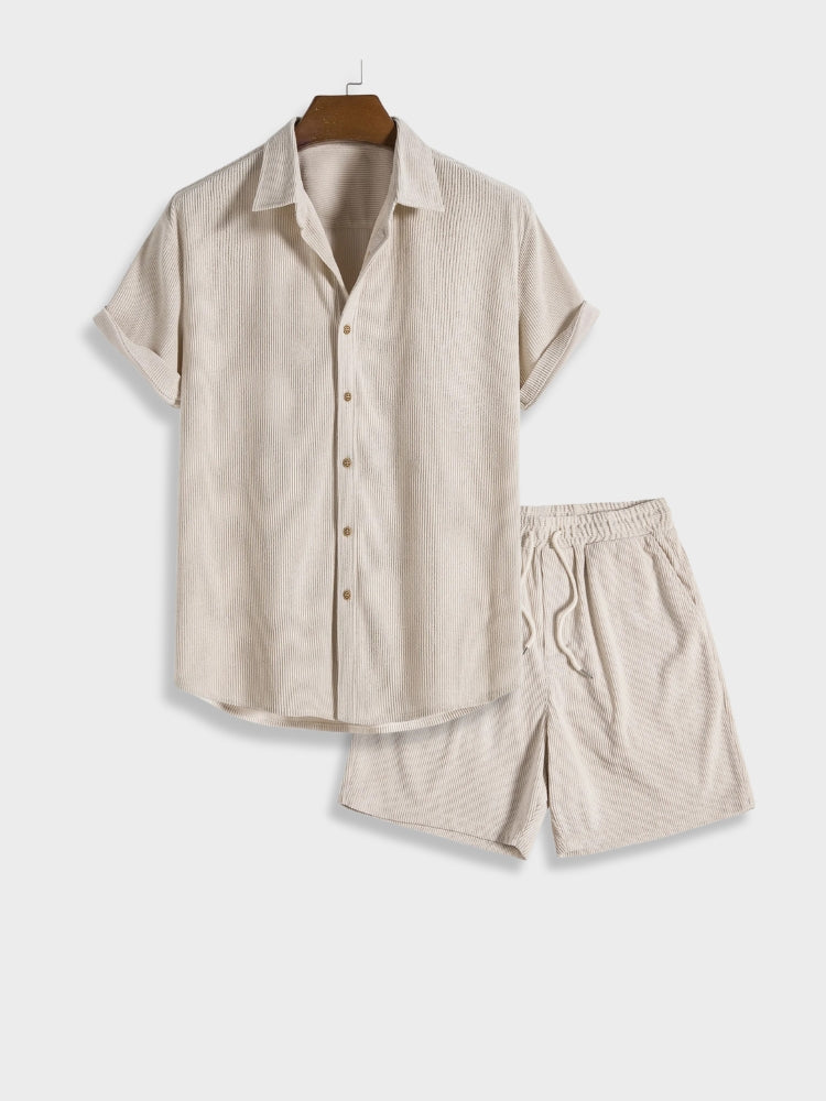 Foldet mænds afslappet sommersæt; skjorte og shorts med elastisk talje, klar til ferie og sommer.