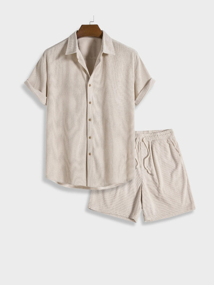 Foldet mænds afslappet sommersæt; skjorte og shorts med elastisk talje, klar til ferie og sommer.