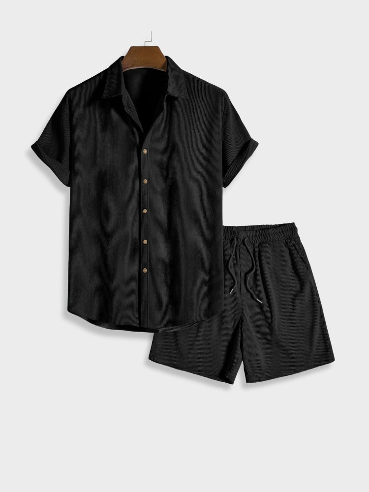 Mænds sommersæt bagfra, viser løs pasform af skjorte og shorts, ideelt for afslappet sommerstil.