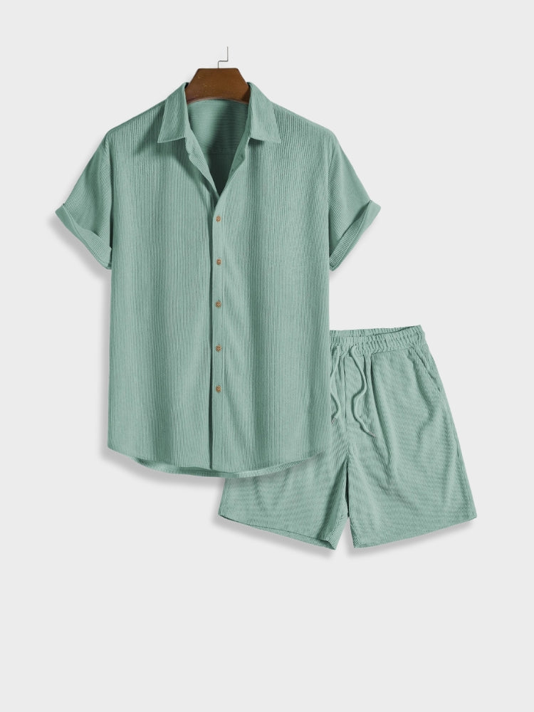 Elegant mænds sommersæt i sandfarve, med knaplukket skjorte og matchende shorts til afslappede sommerdage.