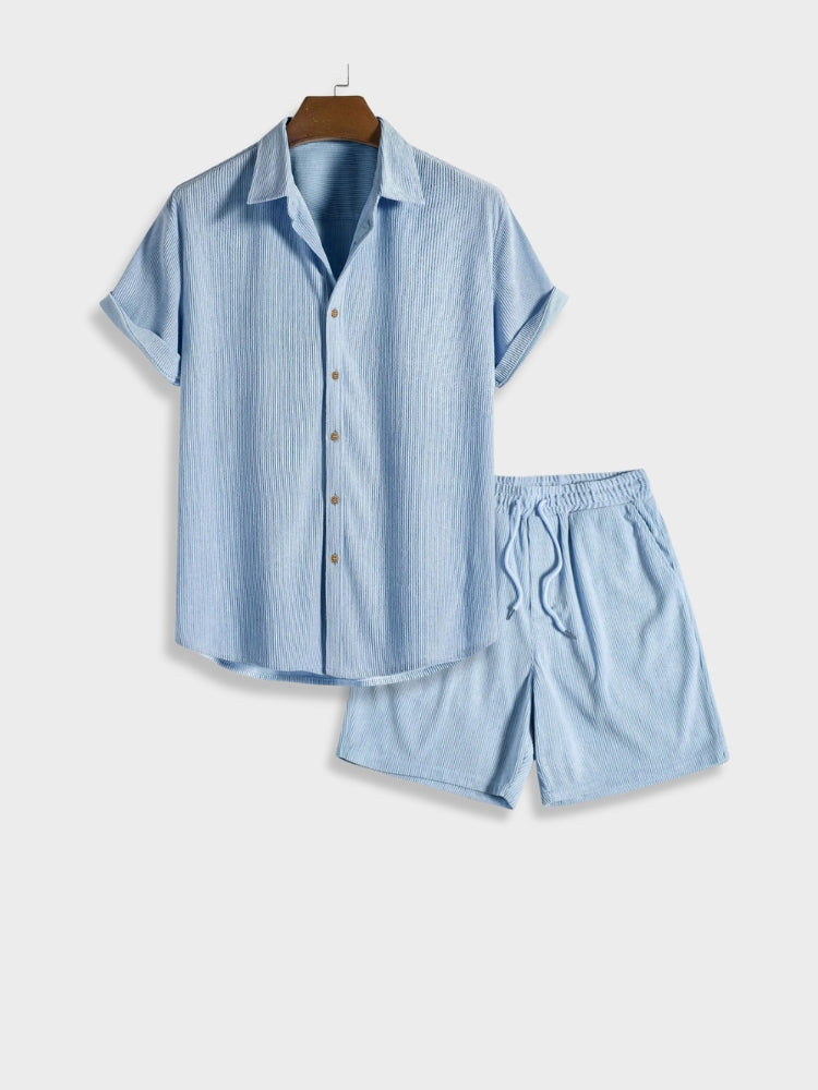Alsidigt mænds sommersæt; skjorte og shorts kan bruges sammen eller separat for en bekvem sommerstil.