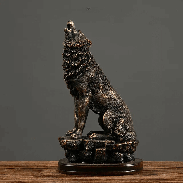 Detaljeret udsigt af en ørneskulptur i bronze