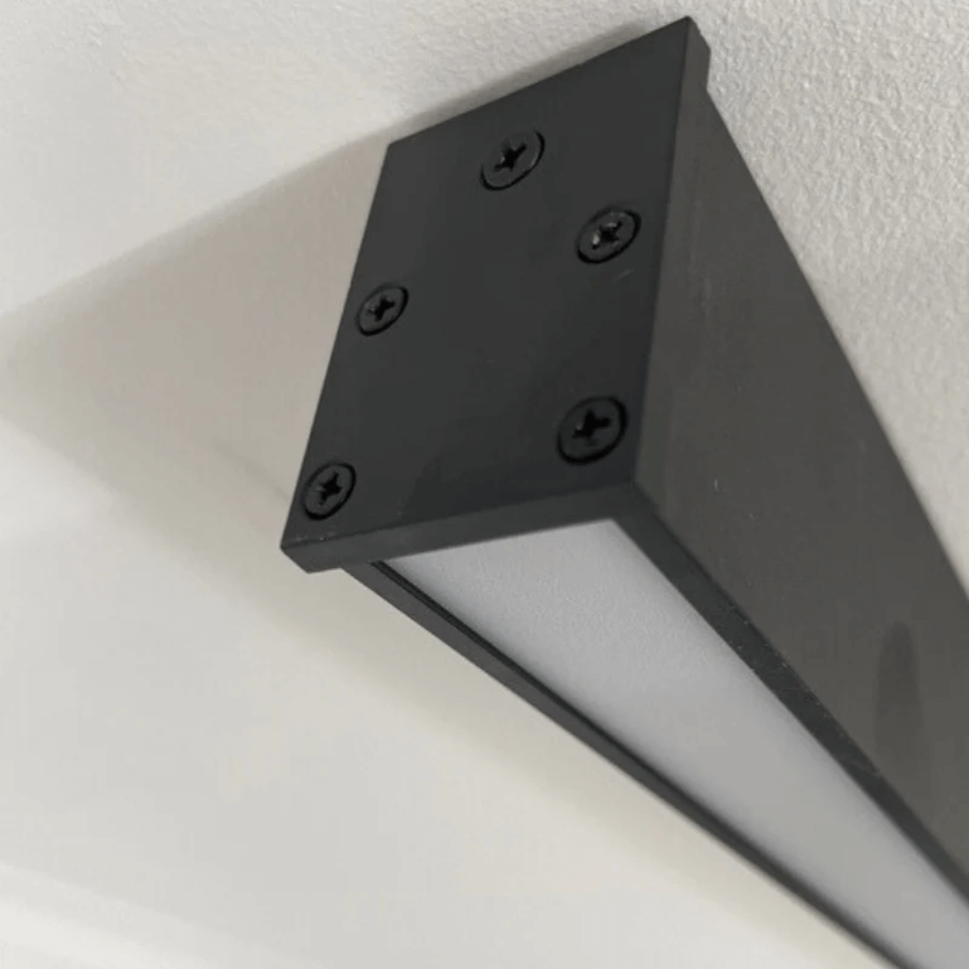 Lineær LED loftslampe i industrielt design