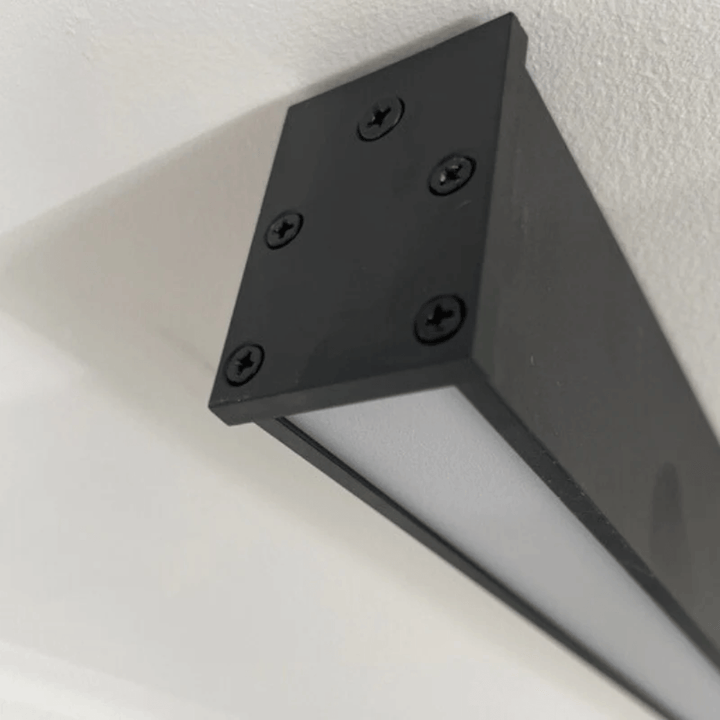 Lineær LED loftslampe i industrielt design