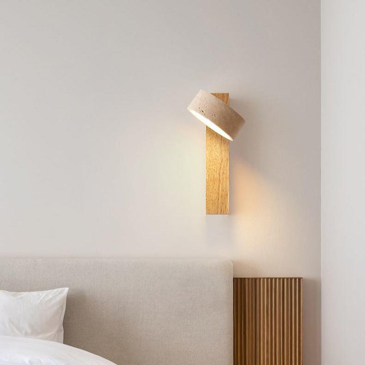 Drejbar væglampe i sten og træ med LED