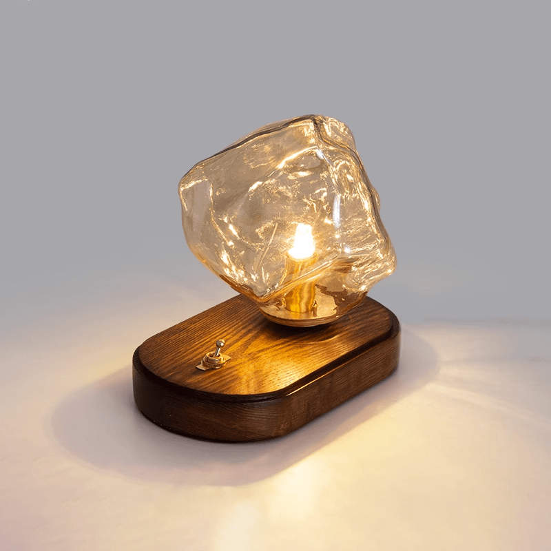 Bordlampe af glas i isstensdesign