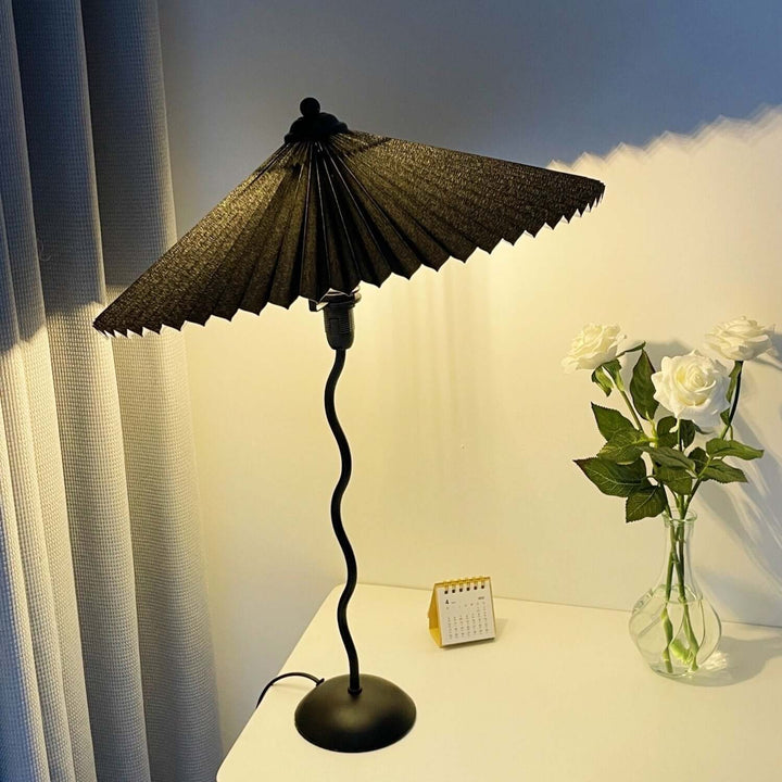 Moderne bølget desigbordlampe i metal