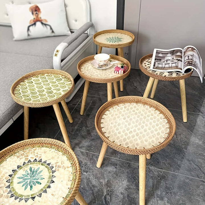 Rund rattan sidebord i naturtræ
