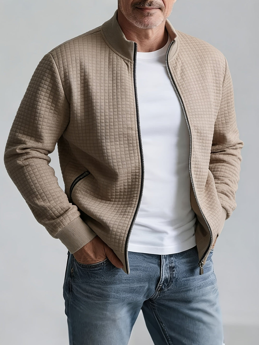 Casual herrejakke i unikt quiltet vaffelstruktur. Zip-up med stående krave og funktionelle lynlåslommer.