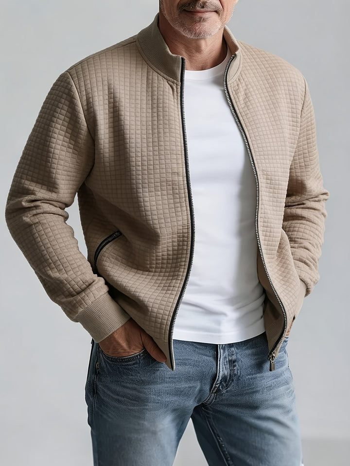 Casual herrejakke i unikt quiltet vaffelstruktur. Zip-up med stående krave og funktionelle lynlåslommer.
