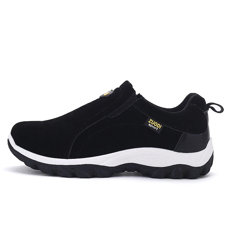 Bagfra: Holdbar sål på moderne slip-on herresko, der sikrer godt greb og stabilitet.