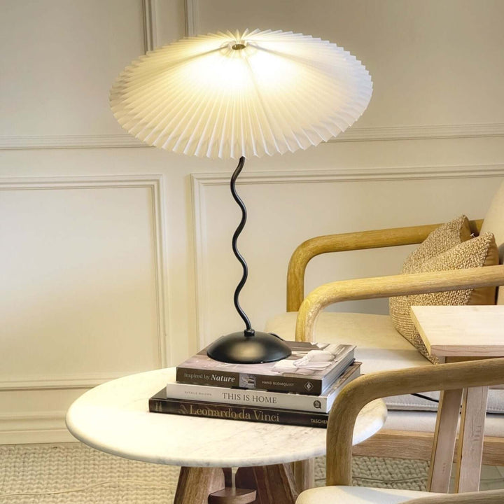 Moderne bølget desigbordlampe i metal
