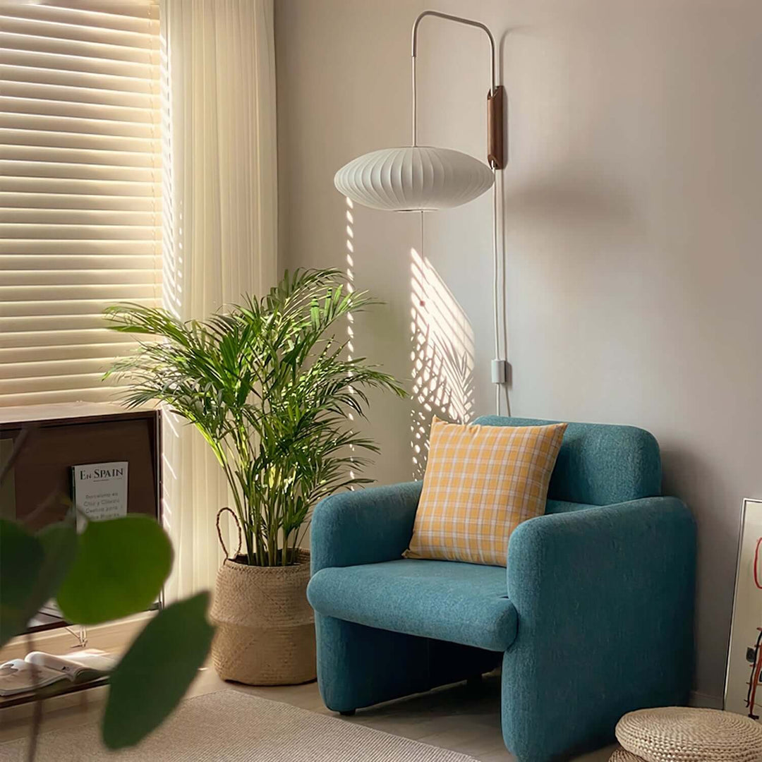Moderne væglampe med kugledesign og varmt hvidt lys