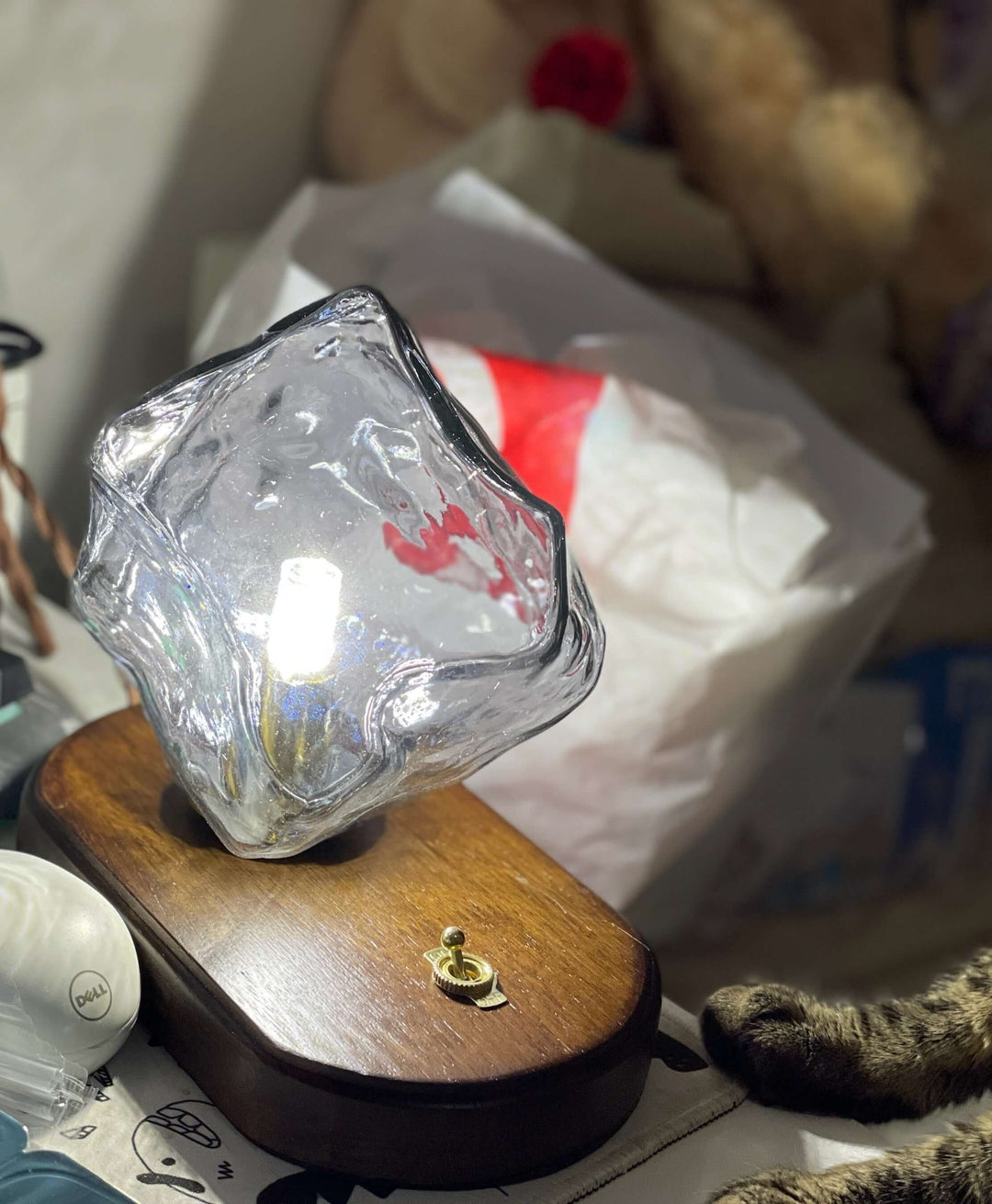 Bordlampe af glas i isstensdesign