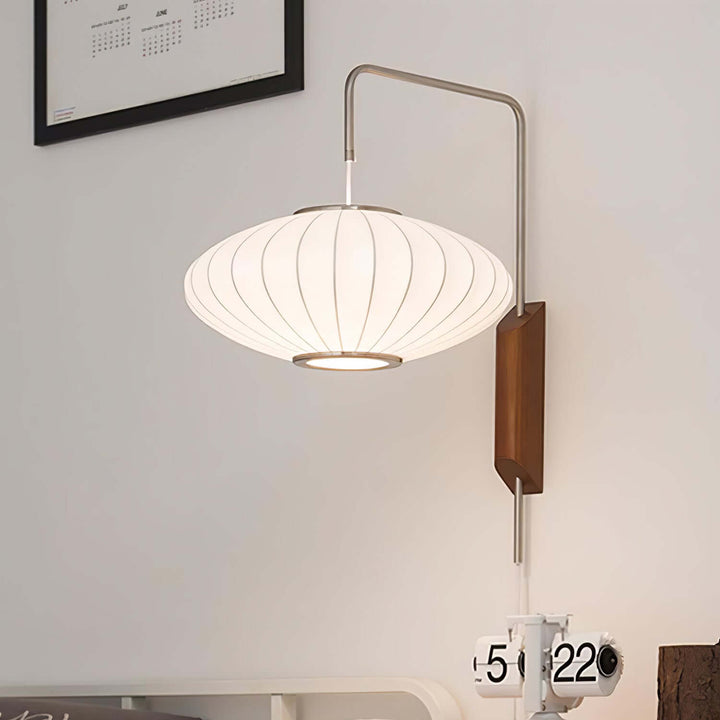 Moderne væglampe med kugledesign og varmt hvidt lys