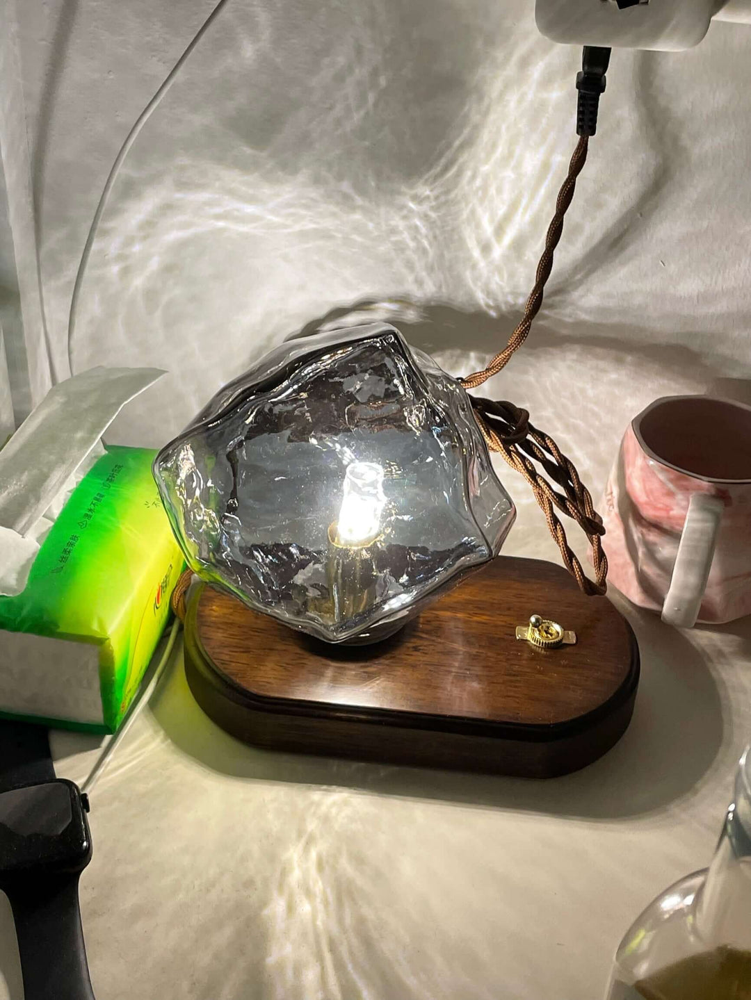 Bordlampe af glas i isstensdesign