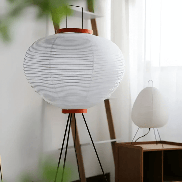 Standerlampe i rispapir med varmt hvidt LED-lys