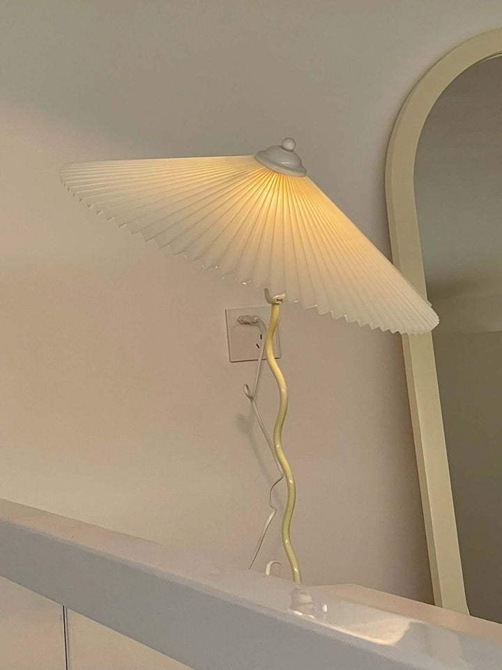 Moderne bølget desigbordlampe i metal
