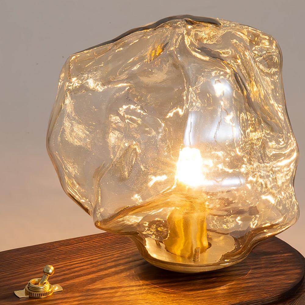 Bordlampe af glas i isstensdesign