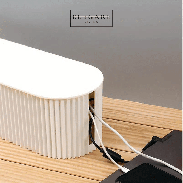 Rummelig CableClear kabelboks åben, viser plads til flere opladere og lange kabler, optimal elektronik opbevaring.