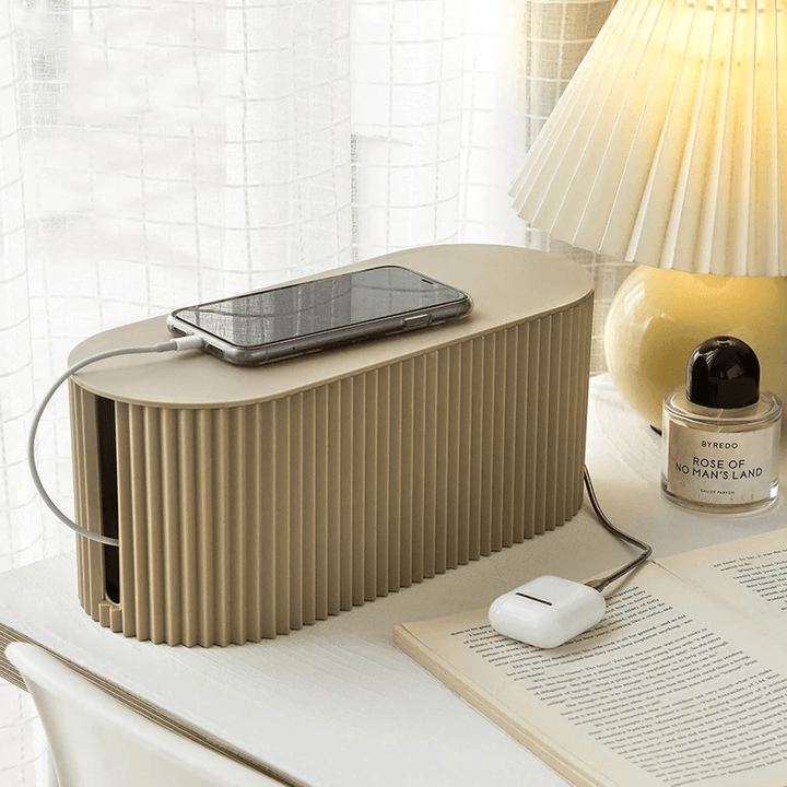 CableClear kabelboks set fra siden, diskret design der passer ind i moderne hjemmeorganisering.