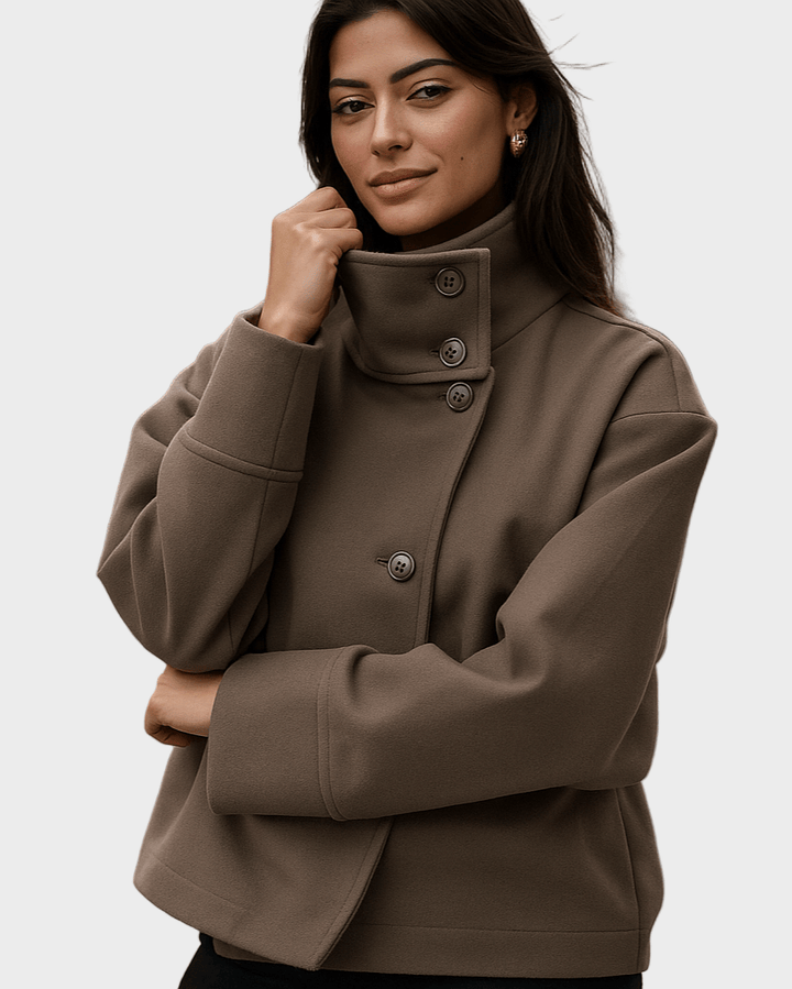 Camilla kvindejakke i klassisk sort design, elegant og alsidig til hverdag og fest.
