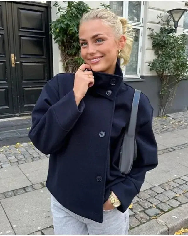 Mørkeblå Camilla jakke stylet på model, viser den elegante og alsidige pasform.