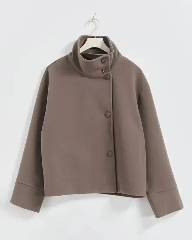 Detaljer af Camilla jakkens design i sort, understreger den klassiske og elegante stil.