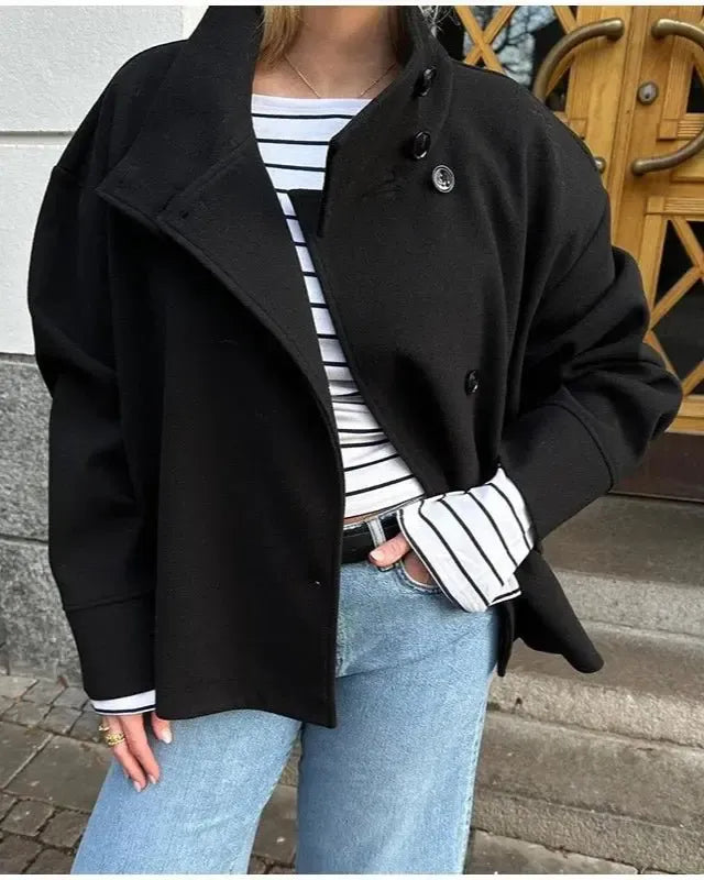 Mørkeblå Camilla damejakke, elegant og klassisk kortjakke til både forår og kølige aftener.