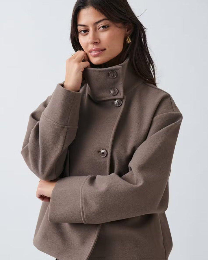 Elegant Camilla jakke i stilfuldt design, alsidig til lagpålag over kjoler eller bluser.