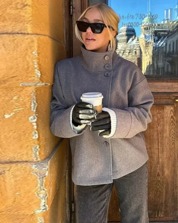 Let Camilla forårsjakke, elegant damejakke i sort, ideel til et chic hverdagslook.