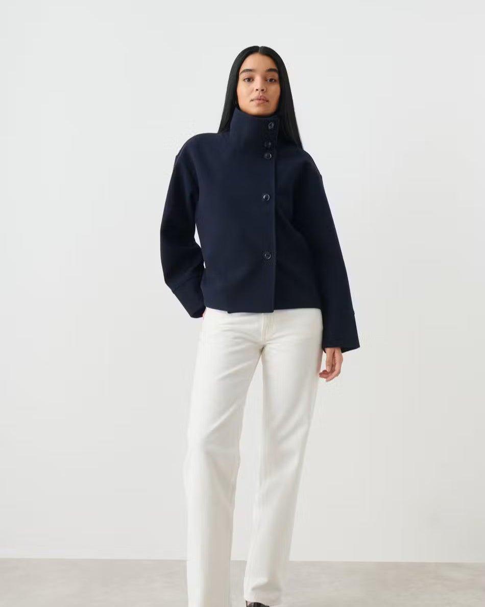 Tidløs Camilla jakke med klassiske linjer, elegant og alsidig til enhver kvindes garderobe.