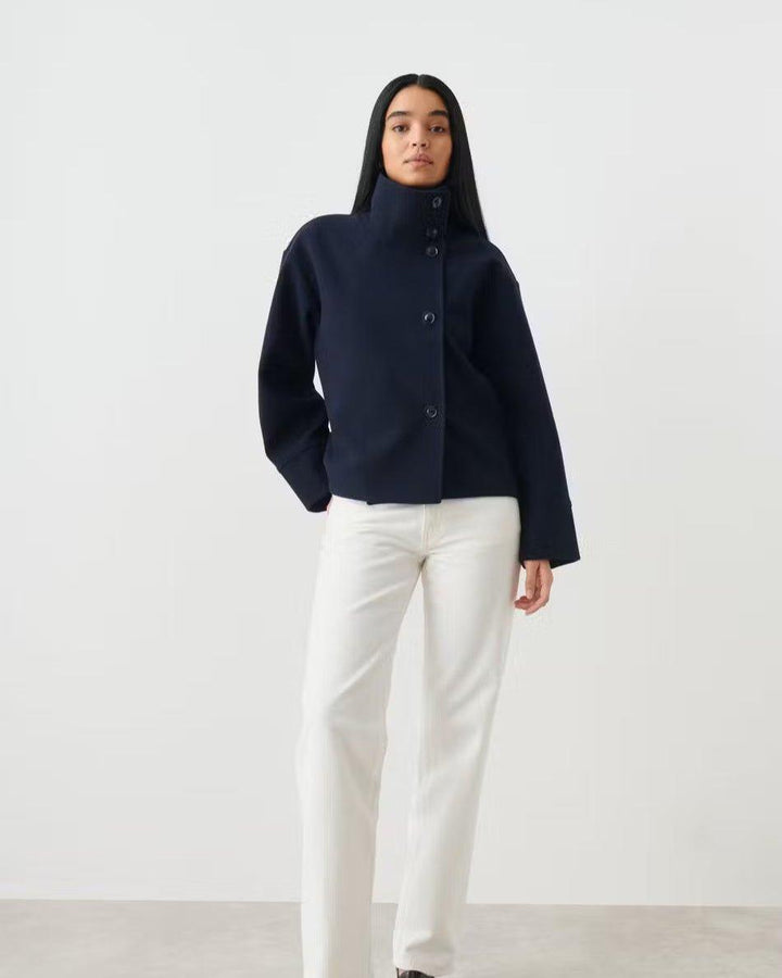 Tidløs Camilla jakke med klassiske linjer, elegant og alsidig til enhver kvindes garderobe.