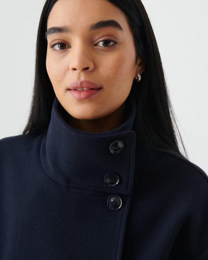 Alsidig Camilla kortjakke, en elegant damejakke der let kan styles til forskellige outfits.
