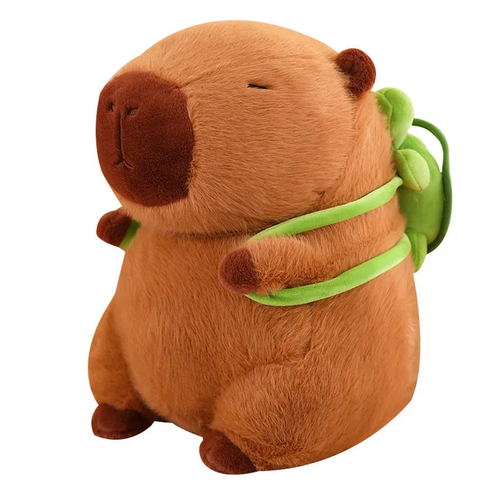 Capybara plysdyr med grøn skildpadde rygsæk, brun, med sødt ansigtsudtryk, perfekt til børneværelset.