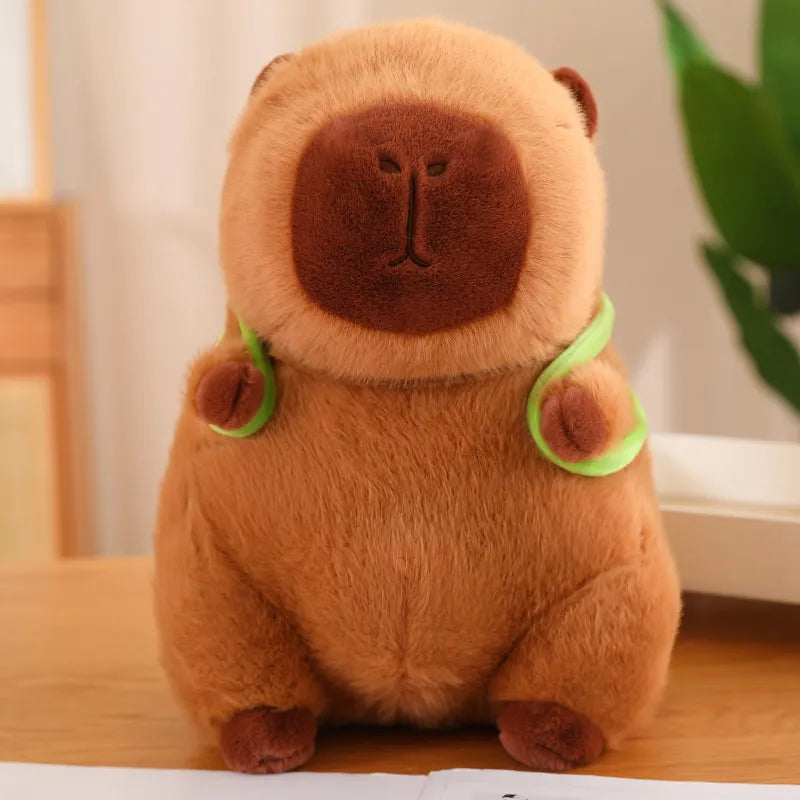 Capybara plysdyr med grøn skildpadde rygsæk, brun, med sødt ansigtsudtryk, velegnet som gave.
