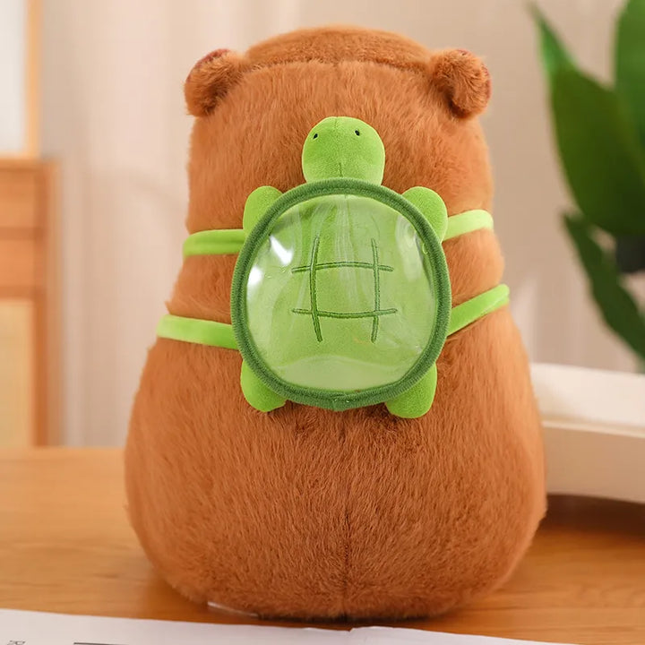 Blødt capybara plysdyr med skildpadde rygsæk, klar til leg og dekoration.