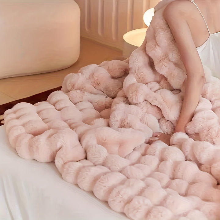 Vaskbart polyester faux fur tæppe. Praktisk og stilfuldt, nemt at holde rent og blødt.