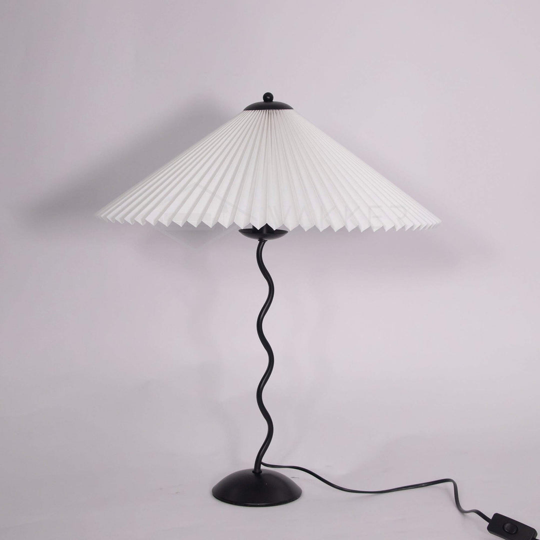 Moderne bølget desigbordlampe i metal