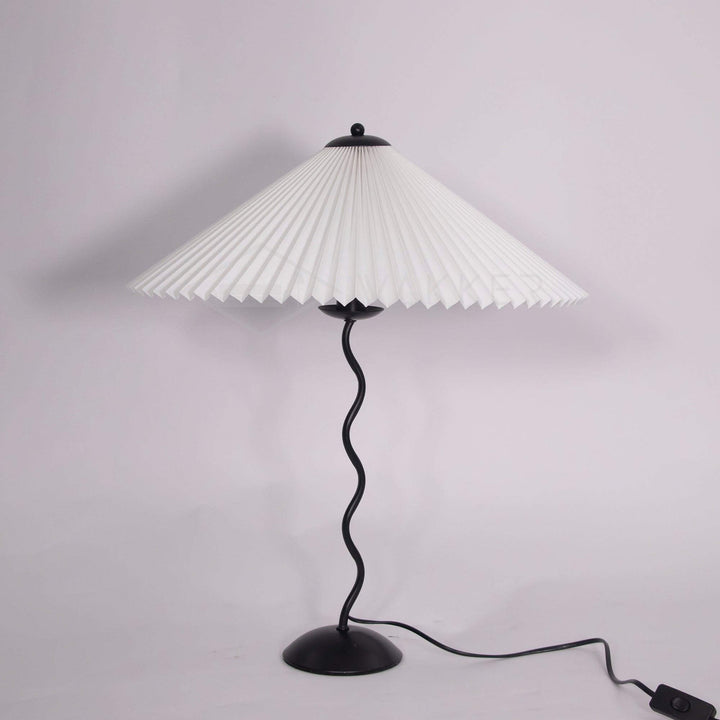 Moderne bølget desigbordlampe i metal