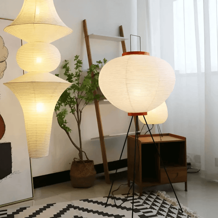 Standerlampe i rispapir med varmt hvidt LED-lys