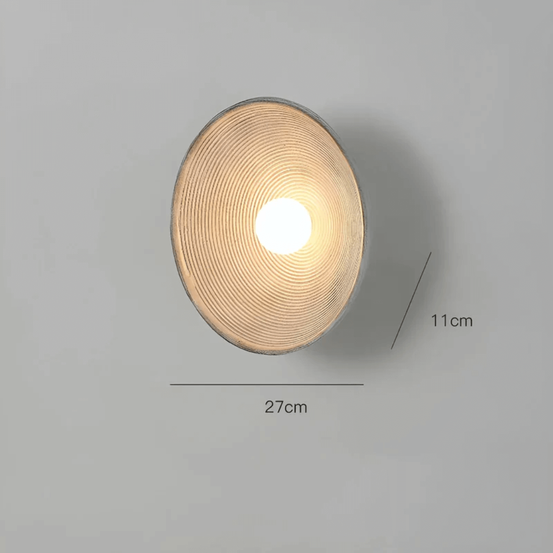 Rund LED væglampe i harpiks og glas med moderne design