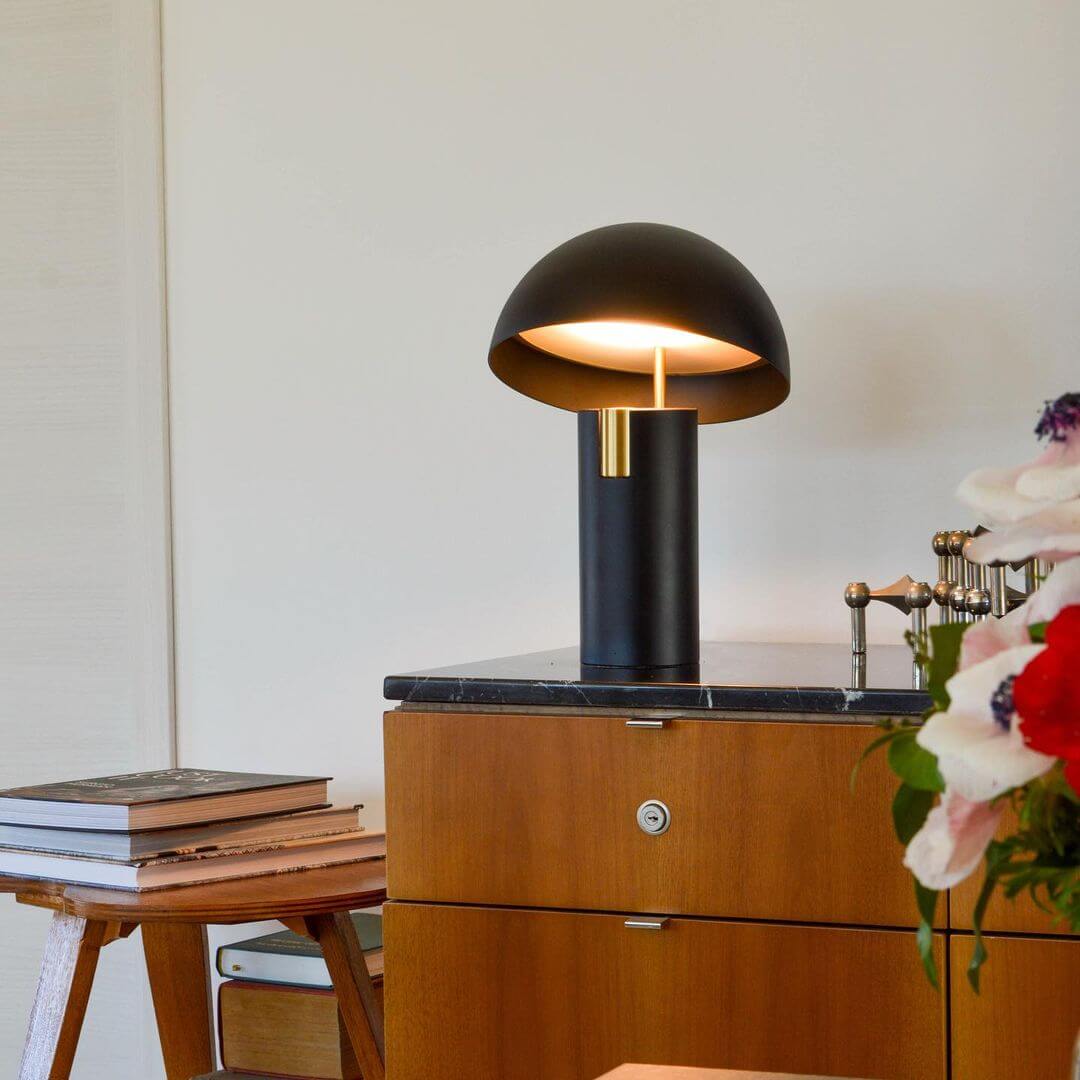 Moderne designer bordlampe med drejelige cylindre